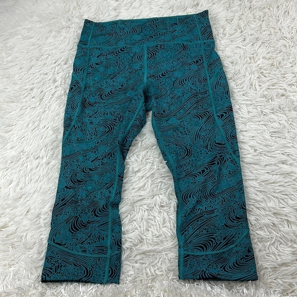 🔥$SALE$🔥 Lululemon In Movement Crop *Everlux 19" Kitakami Spirit Green Black - Picture 1 of 5